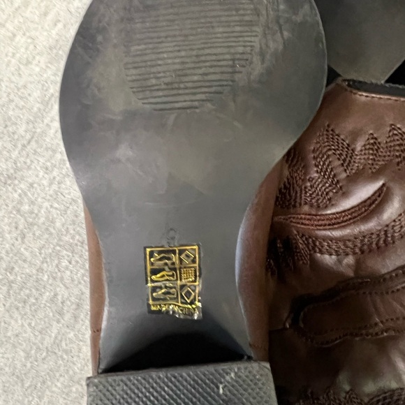 Elegant Brown Heeled Western Boots - Picture 3 of 3